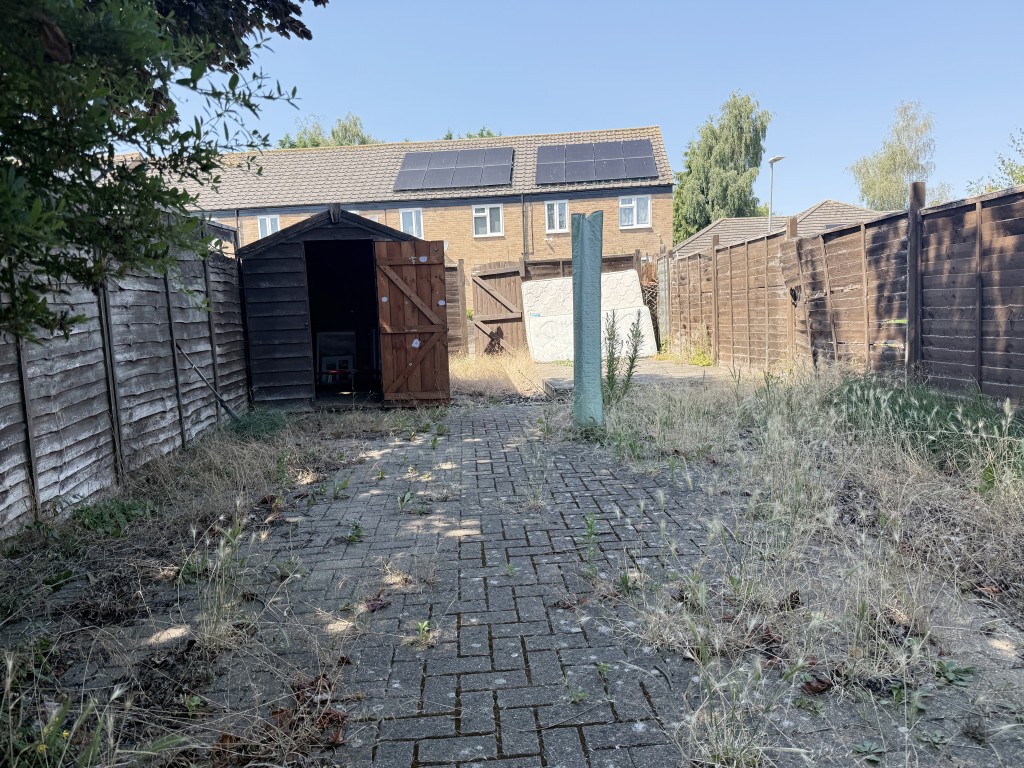 Lot: 5 - END-TERRACE HOUSE IN NEED OF IMPROVEMENT - Rear Garden of House in need of refurbishment